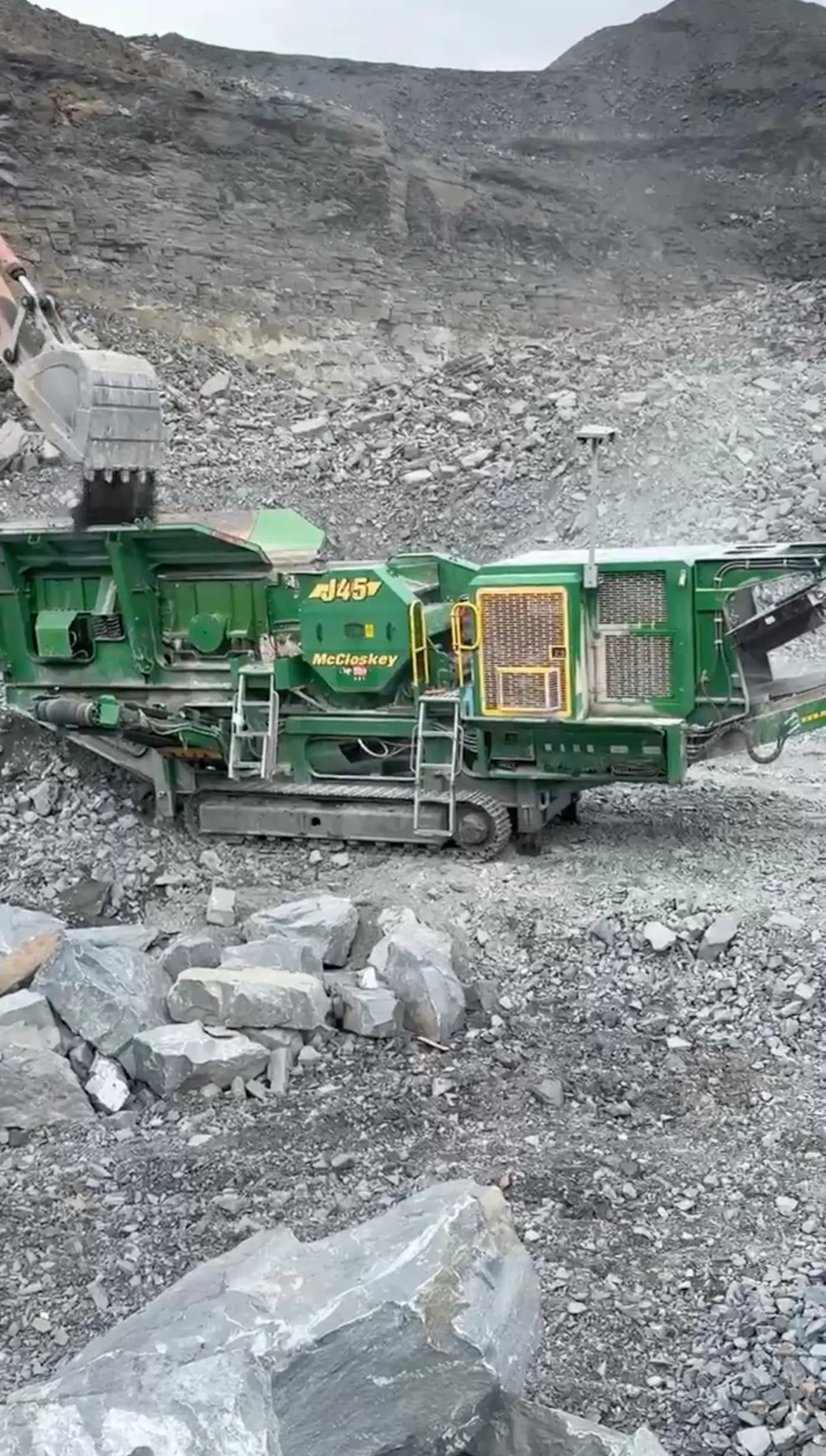 Щековая дробилка McCloskey J45 среди негабарита