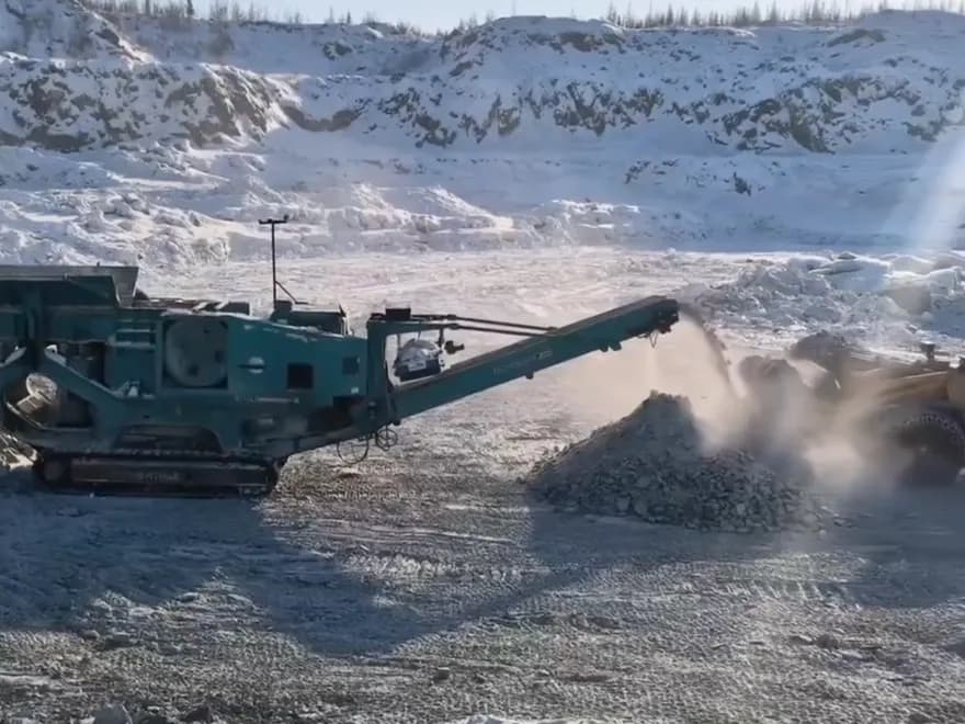 Щековая дробилка ККС дробит гранит на карьере Крайнего Севера зимой