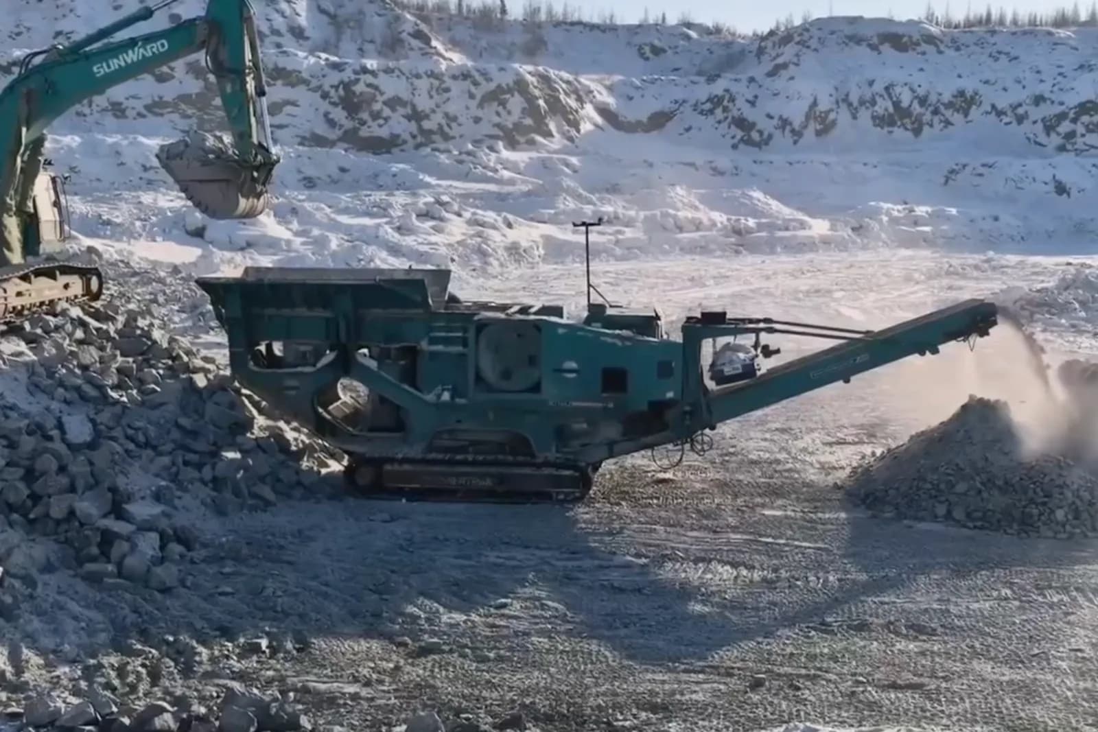 Powerscreen Premiertrak дробит породу на карьере, Крайний Север