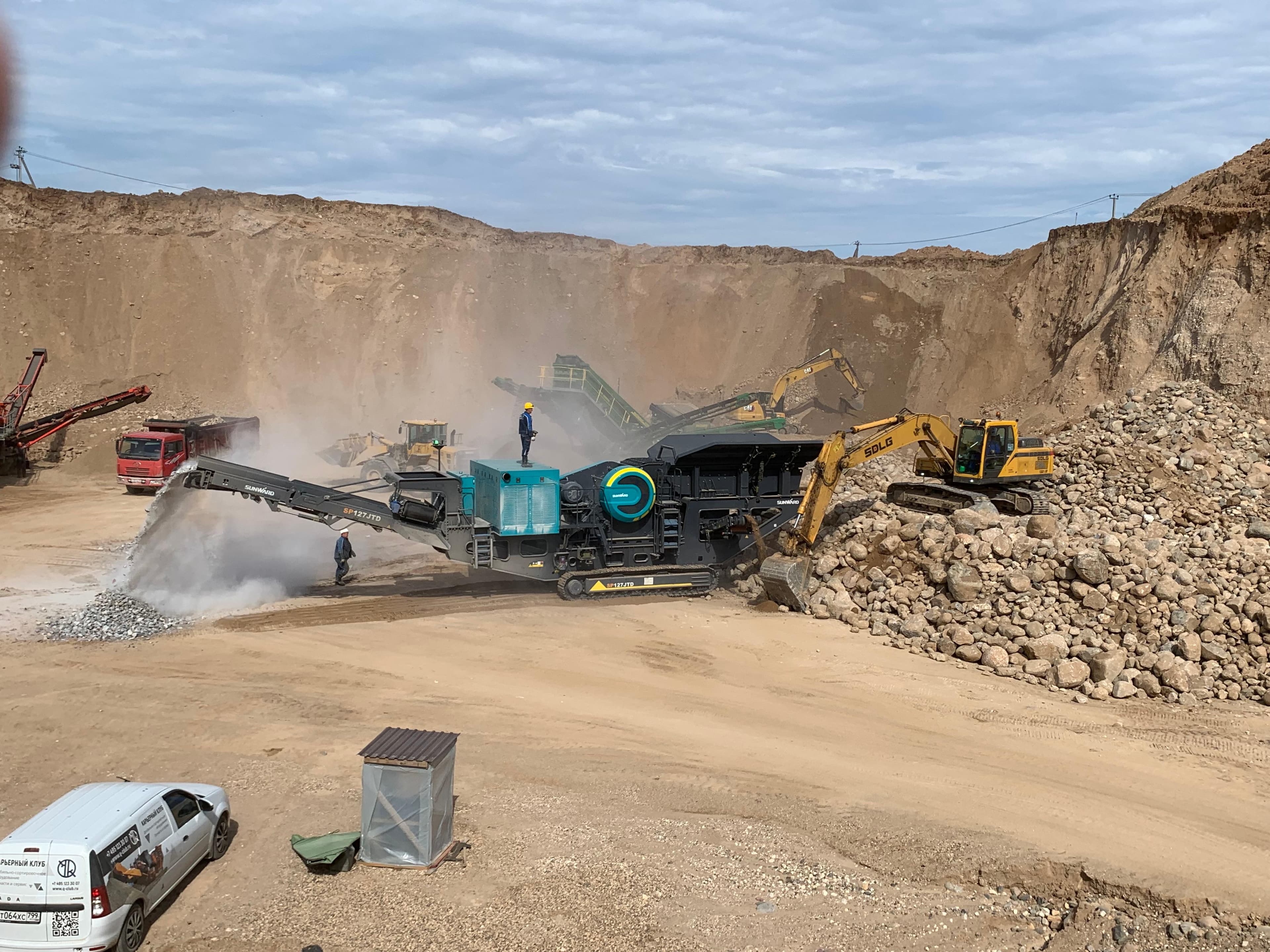 Дробилка SUNWARD SP127JTD перерабатывает ПГС