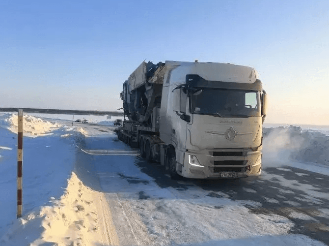 Дробилка на трале едет на объект, Крайний Север